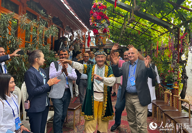 5月24日，外國(guó)媒體人在伊寧市喀贊其民俗旅游區(qū)參觀體驗(yàn)。 人民網(wǎng)記者 翟轉(zhuǎn)麗攝