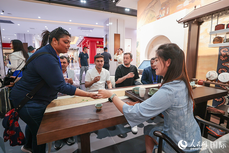 5月25日，外國(guó)媒體人在霍爾果斯國(guó)際邊境合作中心中國(guó)文化館參觀。人民網(wǎng)記者 張武軍攝