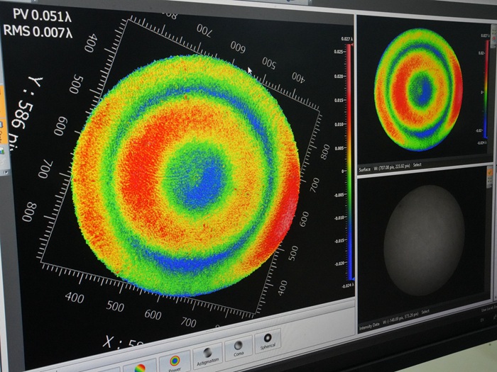 屏幕上清晰顯示著光學(xué)元器件的打磨程度。人民網(wǎng)記者 李洋攝
