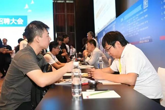 光電產(chǎn)業(yè)人才招聘會(huì)。人民網(wǎng)記者 李洋攝