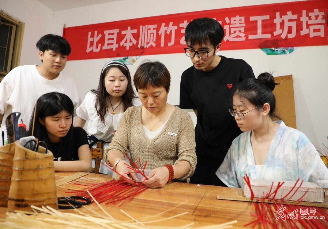 直播助農(nóng)、健康義診、扮靚街巷……青年學子暑期返鄉(xiāng)服務桑梓