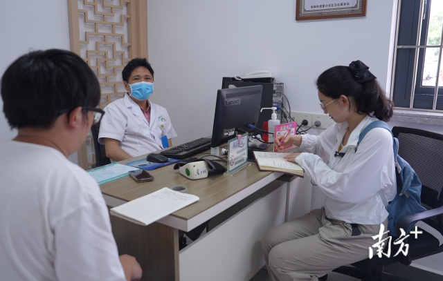 公共服務(wù)調(diào)研組在崖口村衛(wèi)生站調(diào)研。