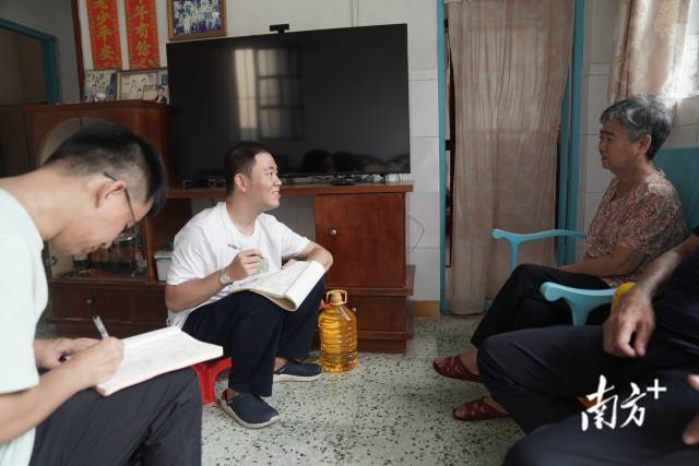 文化組的兩名成員正入戶探訪。