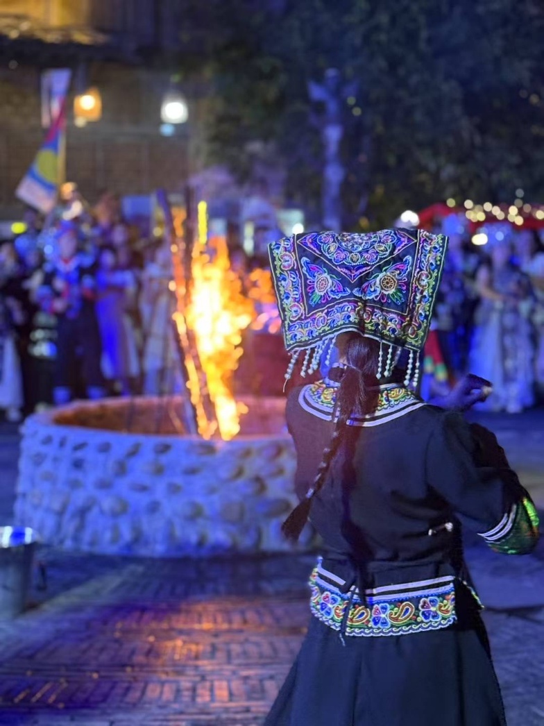 2025年7月，貴州烏江寨“萬人打跳夜”現(xiàn)場。受訪者供圖