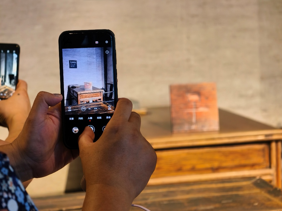 2025年7月15日，暑期研學團小朋友在浙江省紹興市三味書屋拍攝魯迅讀書座位及課桌上的“早”字。受訪者供圖