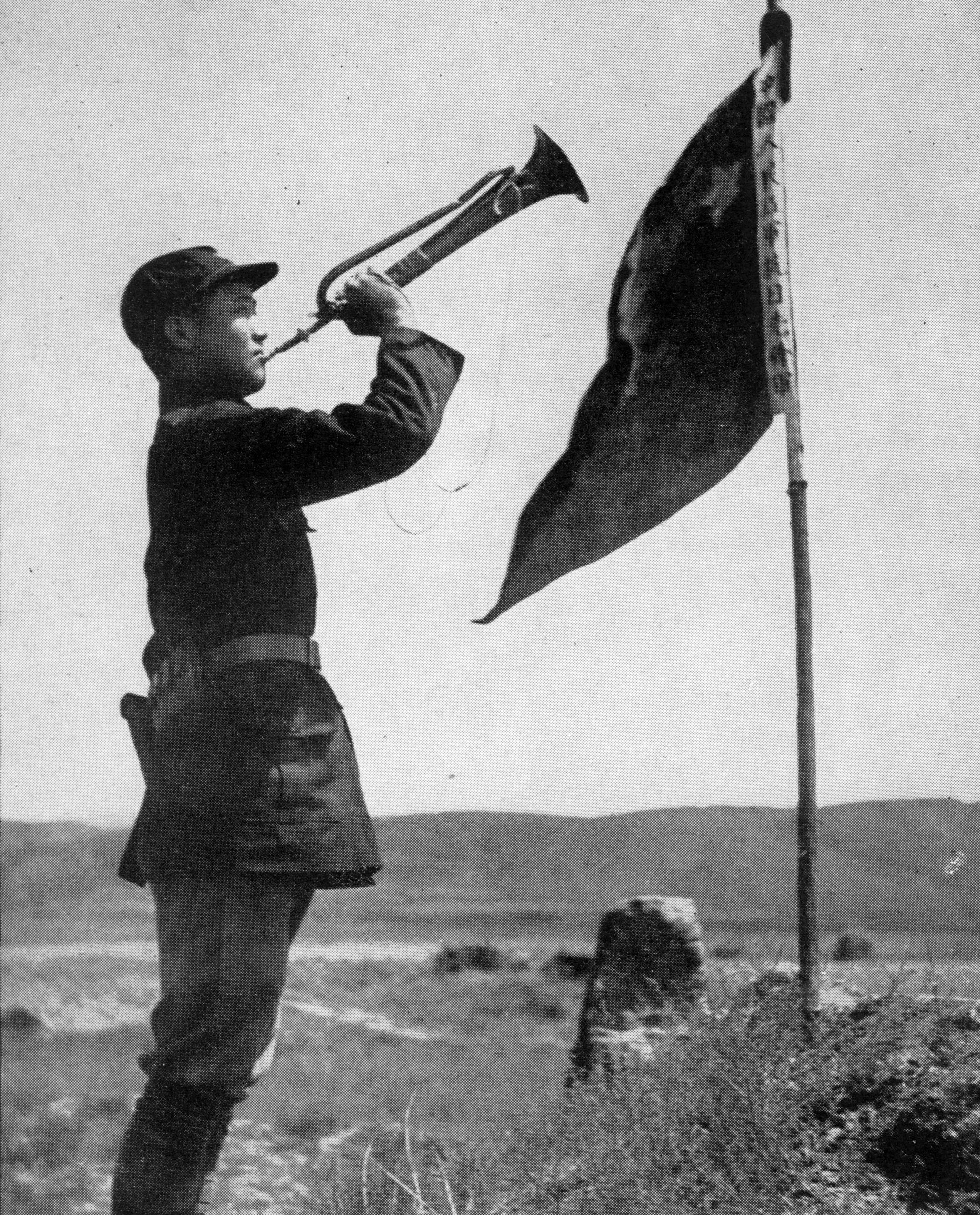 斯諾在預(yù)旺堡拍攝的紅軍司號員，他身邊的旗子上寫著“中國人民紅軍抗日先鋒隊”。