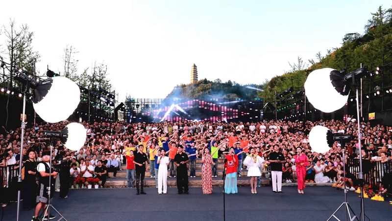 “寶塔山下唱民歌”活動(dòng)現(xiàn)場盛況。加向前攝