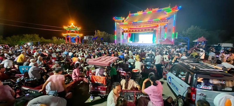 “戲曲進(jìn)鄉(xiāng)村”在吉安城村演出。姚二曼攝