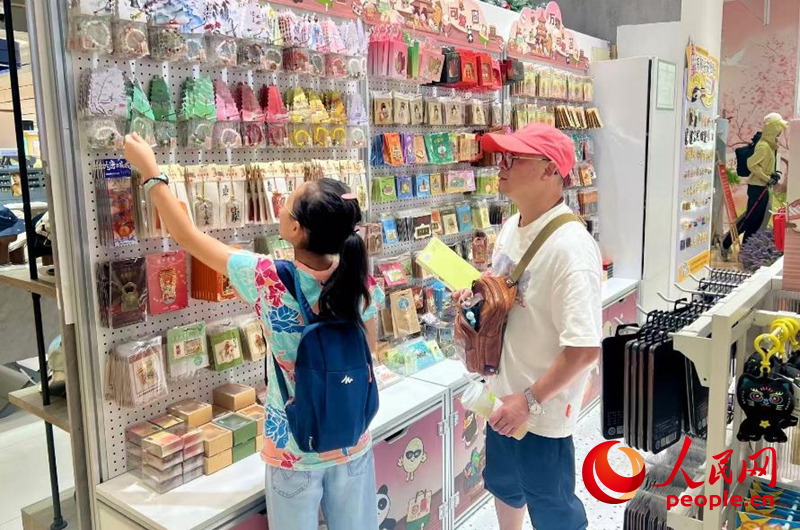 游客在文創(chuàng)店挑選商品。人民網(wǎng)記者 鄒星攝