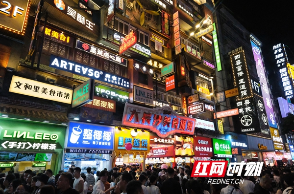 “五一”假期五一商圈客流激增，網(wǎng)紅長沙再現(xiàn)頂流效應。.jpg