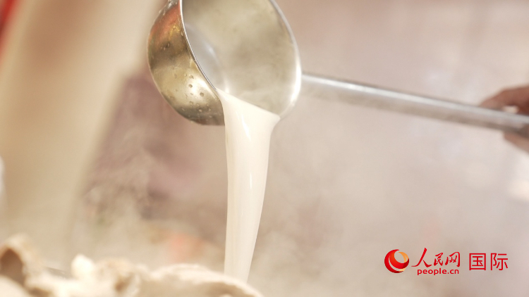 熬制中的徐州羊湯。人民網(wǎng)記者 蘇纓翔攝