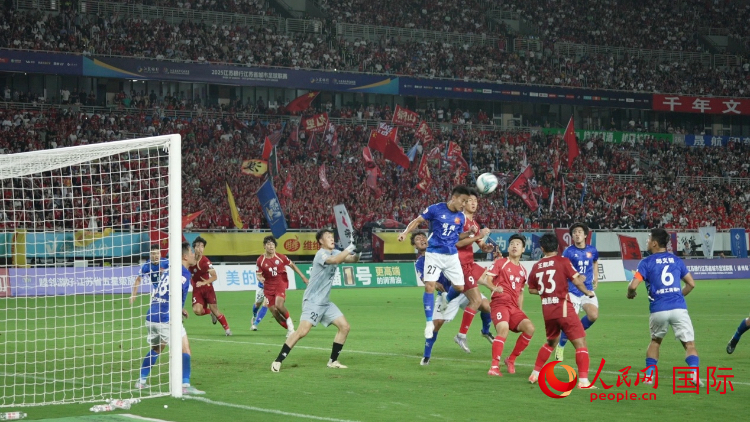 “蘇超”比賽現(xiàn)場(chǎng)。人民網(wǎng)記者 余樂攝