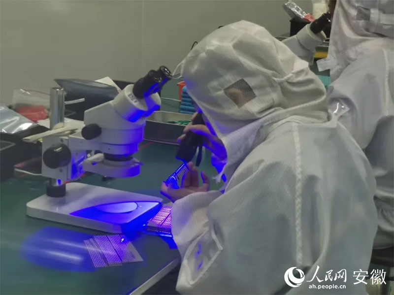 金張科技帶動(dòng)下，超100家功能膜新材料企業(yè)在太湖縣集聚。人民網(wǎng)記者 胡雨松攝