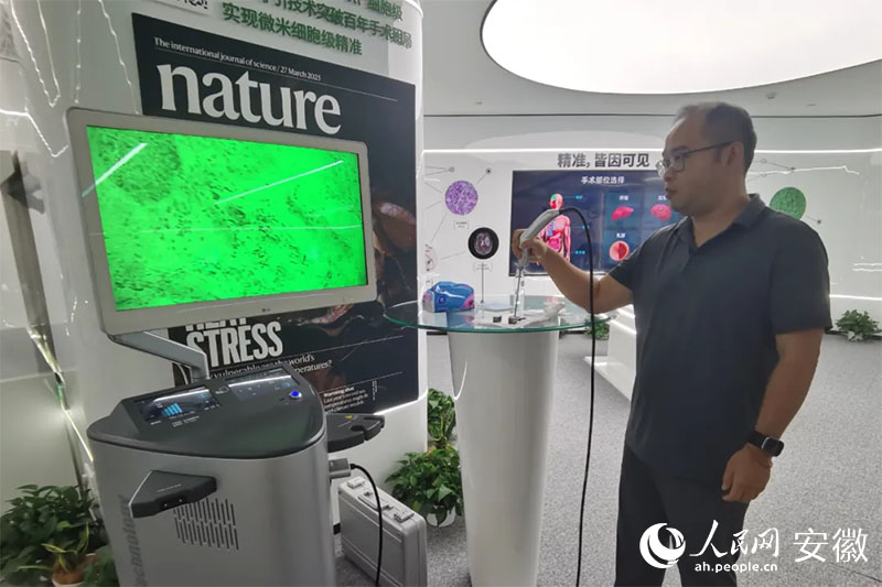 陳廷嘉演示“安刀”使用方法。人民網(wǎng)記者 胡雨松攝