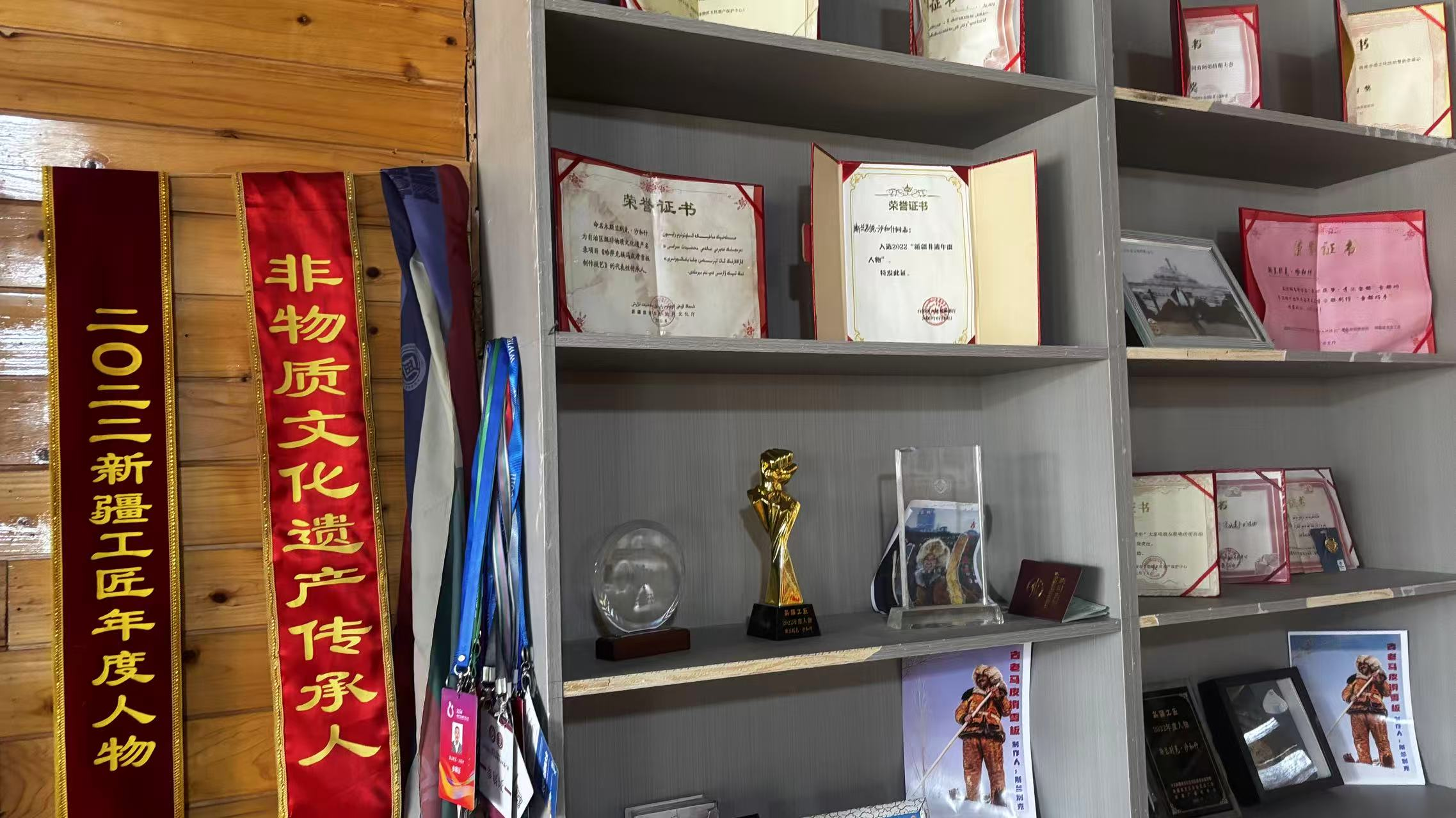 農(nóng)牧民古老毛皮滑雪板制作培訓(xùn)基地榮譽(yù)墻一角。