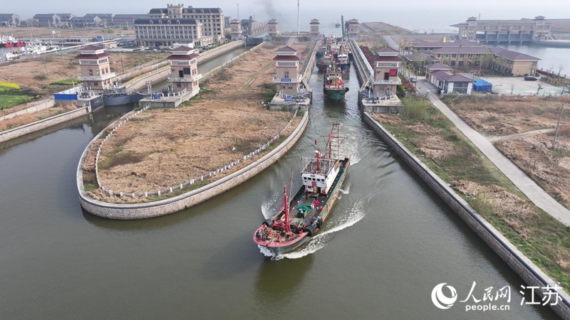 接鮮船駛過南通啟東呂四漁港船閘。人民網(wǎng)記者 余樂攝