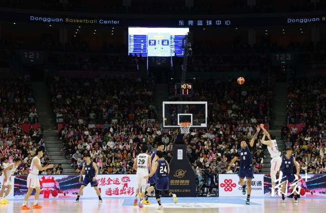 11月12日，十五運會男籃成年組決賽，現(xiàn)場有序而熱烈。張由瓊 攝