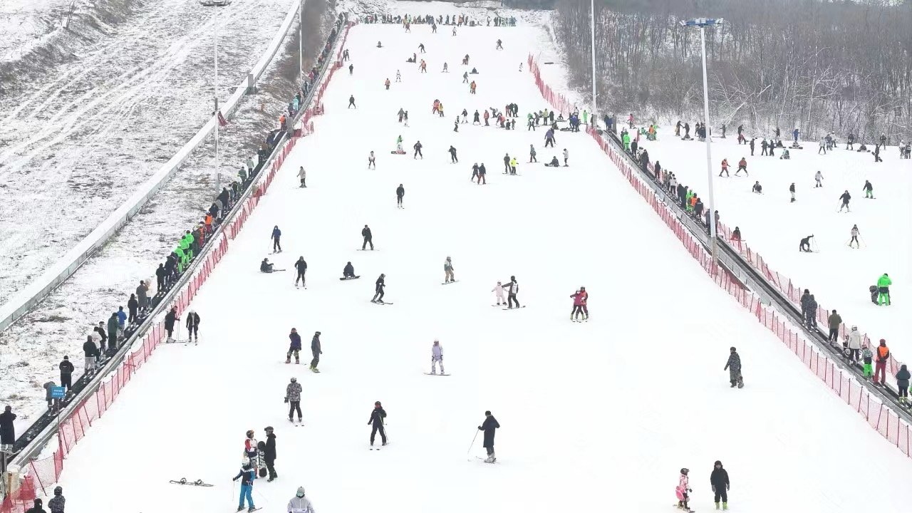 沈陽怪坡國際滑雪場迎來眾多滑雪愛好者。人民網(wǎng)記者 孝媛攝