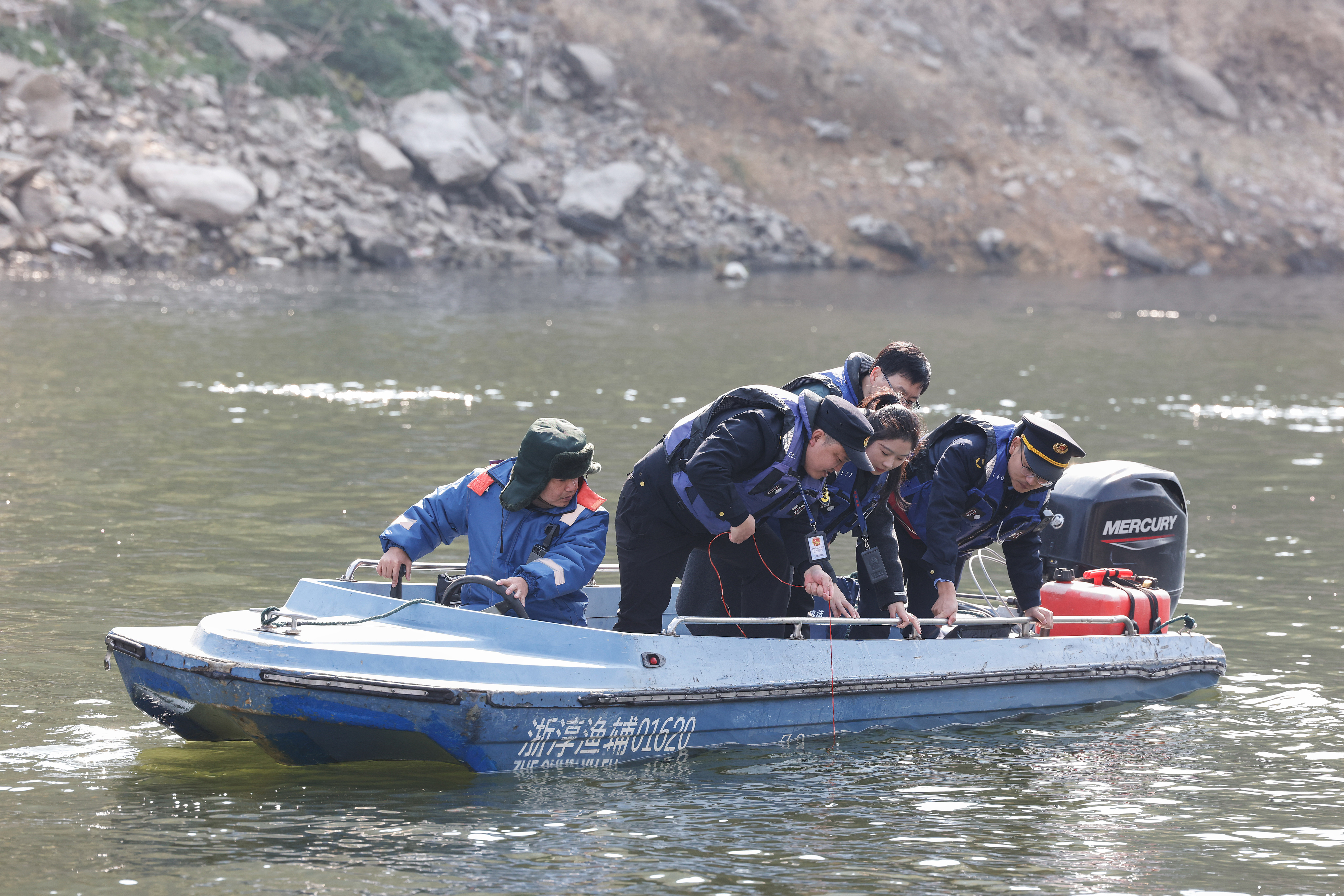 2025年12月4日，浙江杭州淳安縣與安徽黃山歙縣紀(jì)檢監(jiān)察干部及綜合行政執(zhí)法人員對(duì)浙皖交界的新安江鳩坑口水域進(jìn)行常態(tài)化巡河，共同保護(hù)漁業(yè)資源和水域生態(tài)環(huán)境。