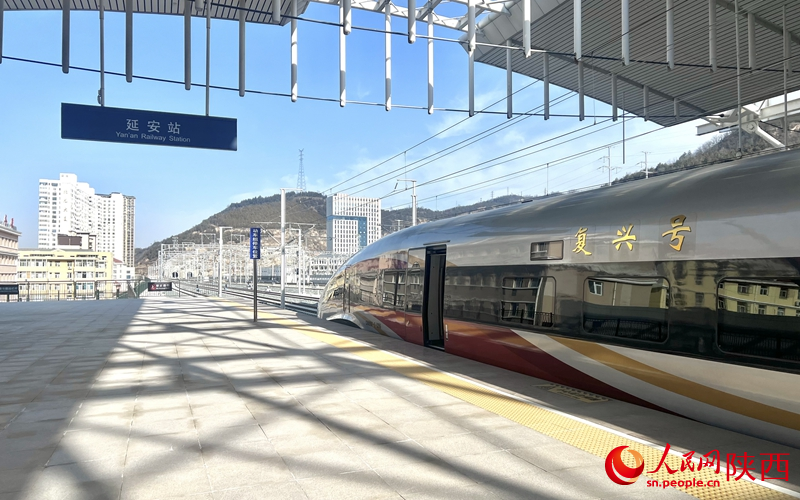 2025年12月26日，C9312次復(fù)興號列車抵達延安站。人民網(wǎng)記者 鄧楠攝