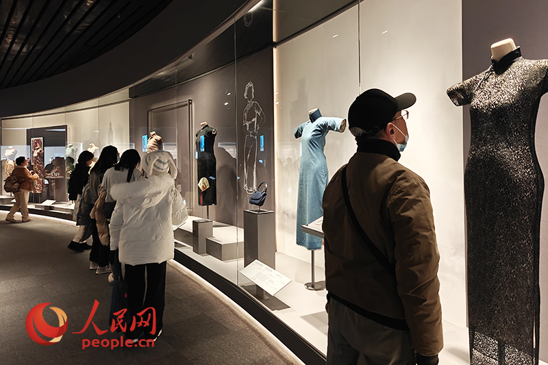 觀眾在上海博物館參觀展覽。人民網(wǎng)記者 韋衍行攝