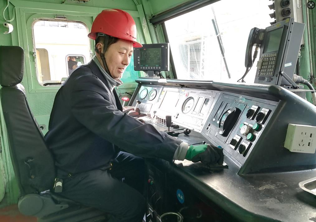 韓文盛正在檢查司機(jī)室操作臺(tái)。張秋生 攝
