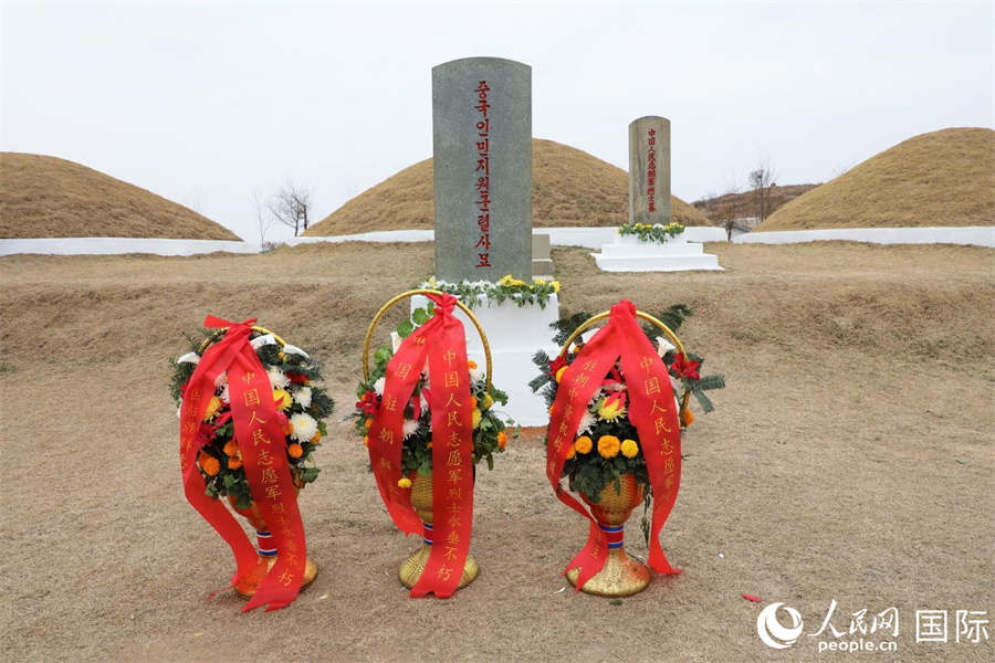 定州市中國(guó)人民志愿軍烈士陵墓。陵墓位于平安北道定州市南鐵洞，1971年10月建成，共有3座合葬墓，安葬志愿軍烈士1069名。人民網(wǎng)記者 劉融攝