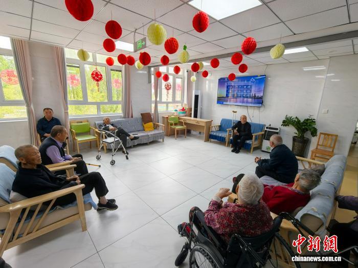 初春，奇臺(tái)農(nóng)場(chǎng)108社區(qū)的天頤疆耆養(yǎng)老院里，暖意融融。胡健 攝