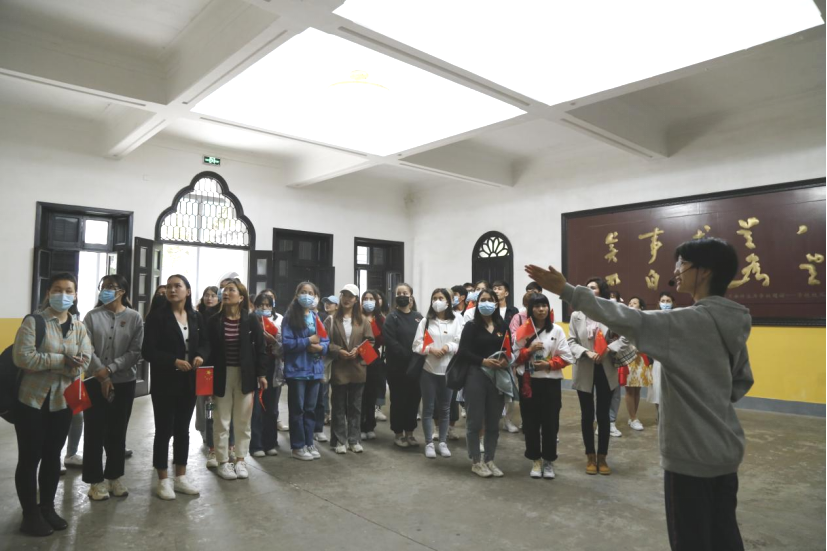 2021年5月20日，在喜迎中國共產黨建黨100周年之際，我校開展了少數(shù)民族學生“學黨史、感恩黨、跟黨走”紅色研學活動。