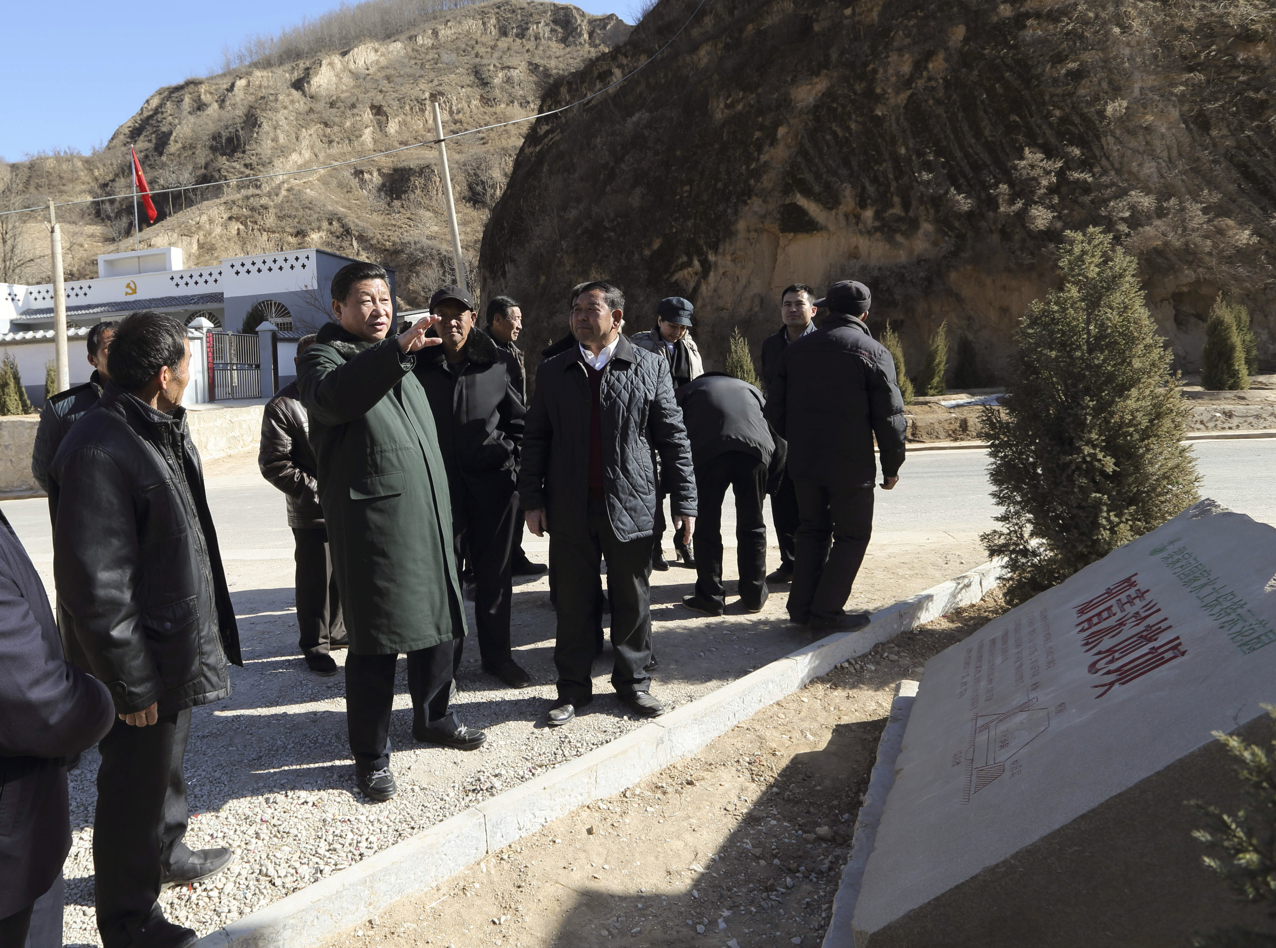 2015年春節(jié)前夕，習(xí)近平來到陜西考察調(diào)研，第一站便來到延安市延川縣梁家河村。新華社 發(fā)