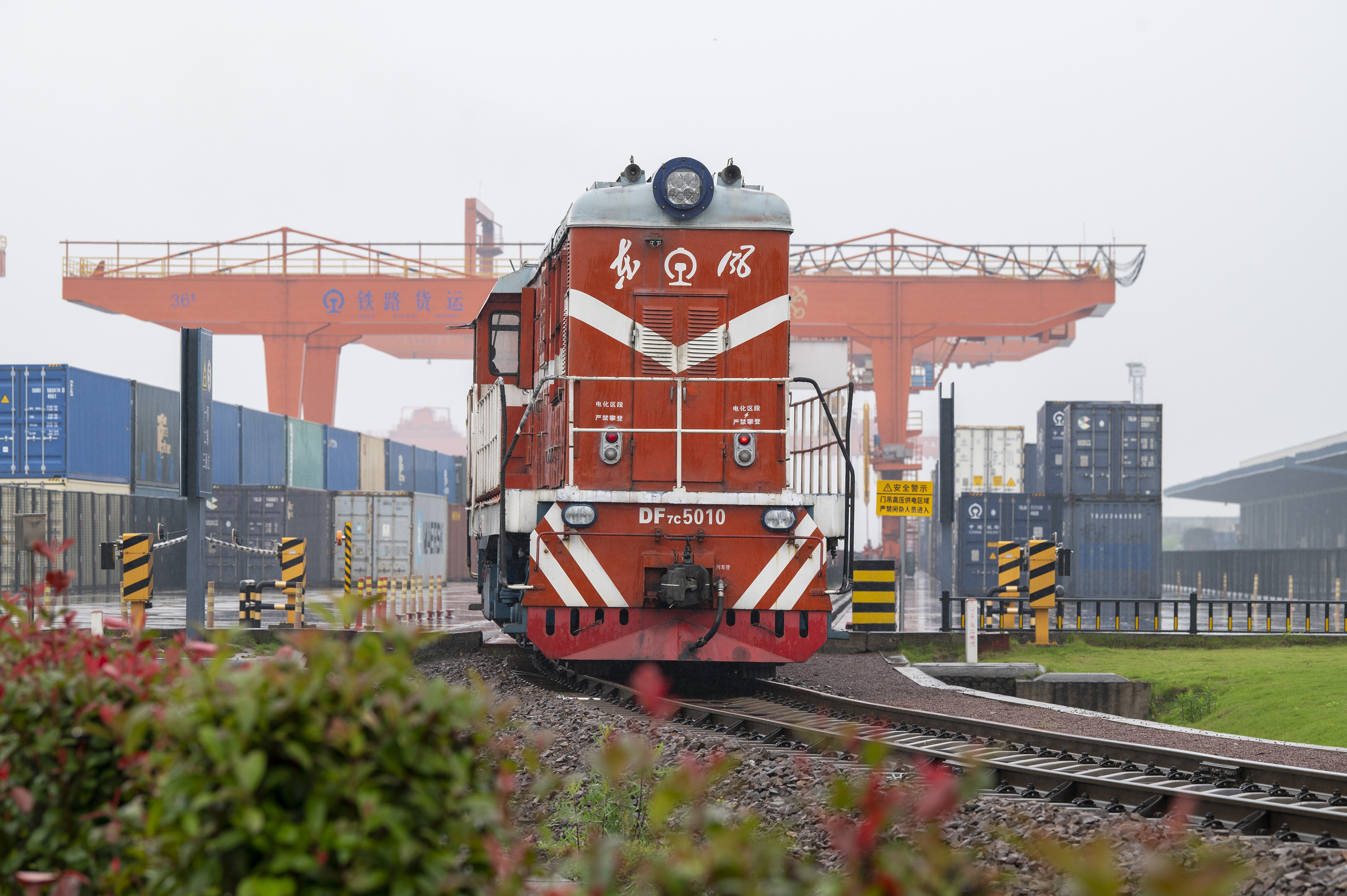 2024年5月5日，“五一”假期最后一天。在浙江省金華市金東區(qū)鐵路金華南站，一列滿載110標(biāo)箱的中歐班列緩緩啟程駛往匈牙利。