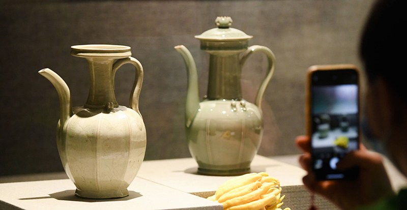 2021年9月14日，浙江省博物館，觀眾在拍攝北宋龍泉窯執(zhí)壺（左）和龍泉青瓷藝人劉杰制作的執(zhí)壺。