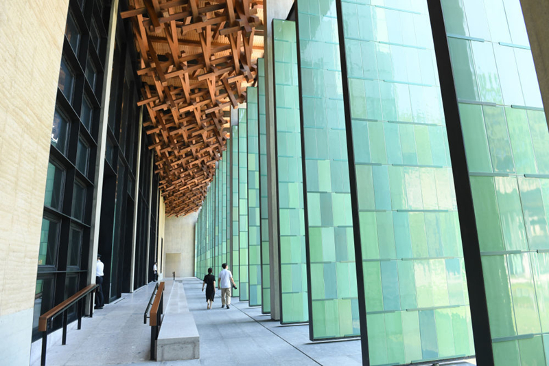 2022年7月23日，杭州國家版本館屋頂?shù)哪緲?gòu)和青瓷門扇相映成趣。