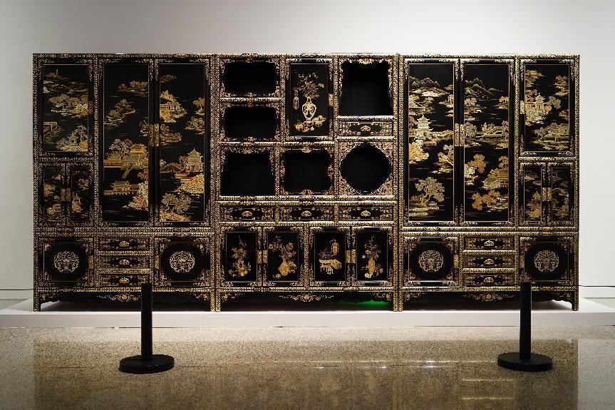 2023年7月9日，北京，中國(guó)工藝美術(shù)館·中國(guó)非物質(zhì)文化遺產(chǎn)館，“山西特色專(zhuān)業(yè)鎮(zhèn)平遙非遺雙寶中華行”展覽展出的推光漆器作品。