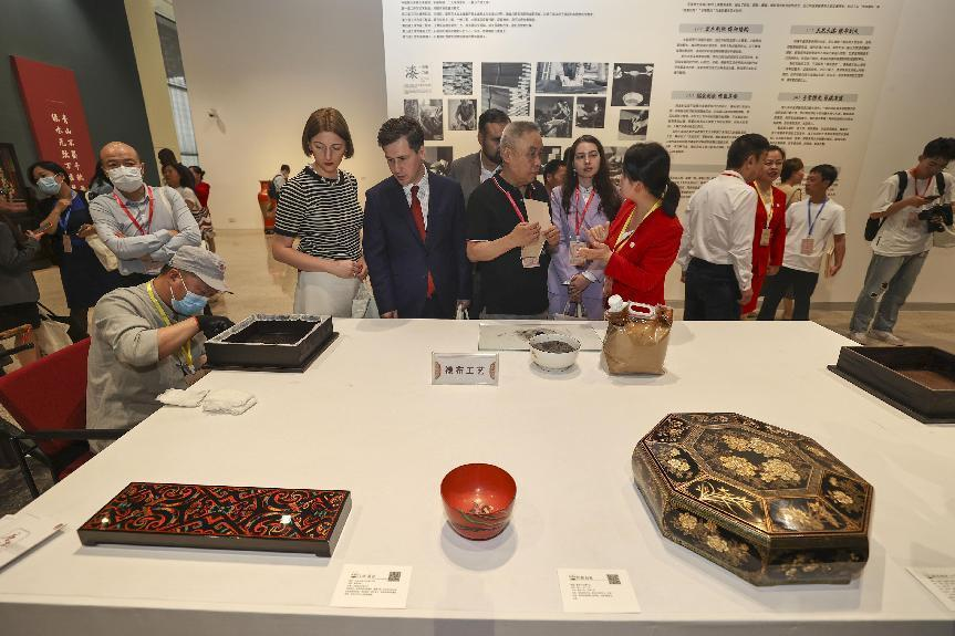2023年5月28日，北京，推光漆器匠人為駐華使節(jié)展示技藝。