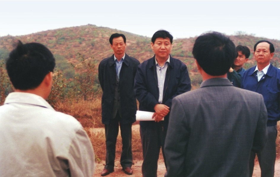 1999年11月，習(xí)近平在龍巖市長汀縣河田水土流失治理區(qū)調(diào)研。圖源：《習(xí)近平在福建（下）》