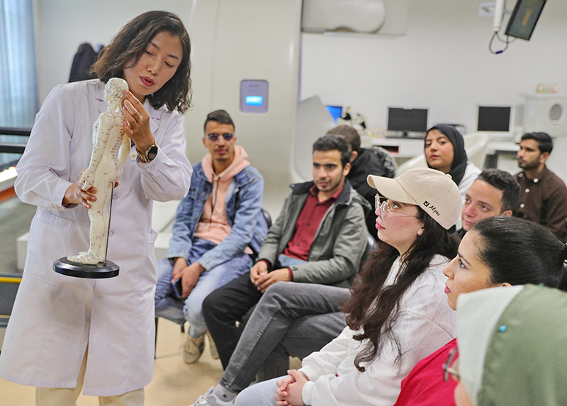 2023年4月19日，河北省秦皇島市中醫(yī)醫(yī)院醫(yī)務(wù)工作者為燕山大學(xué)外國(guó)留學(xué)生講解中醫(yī)經(jīng)絡(luò)知識(shí)。