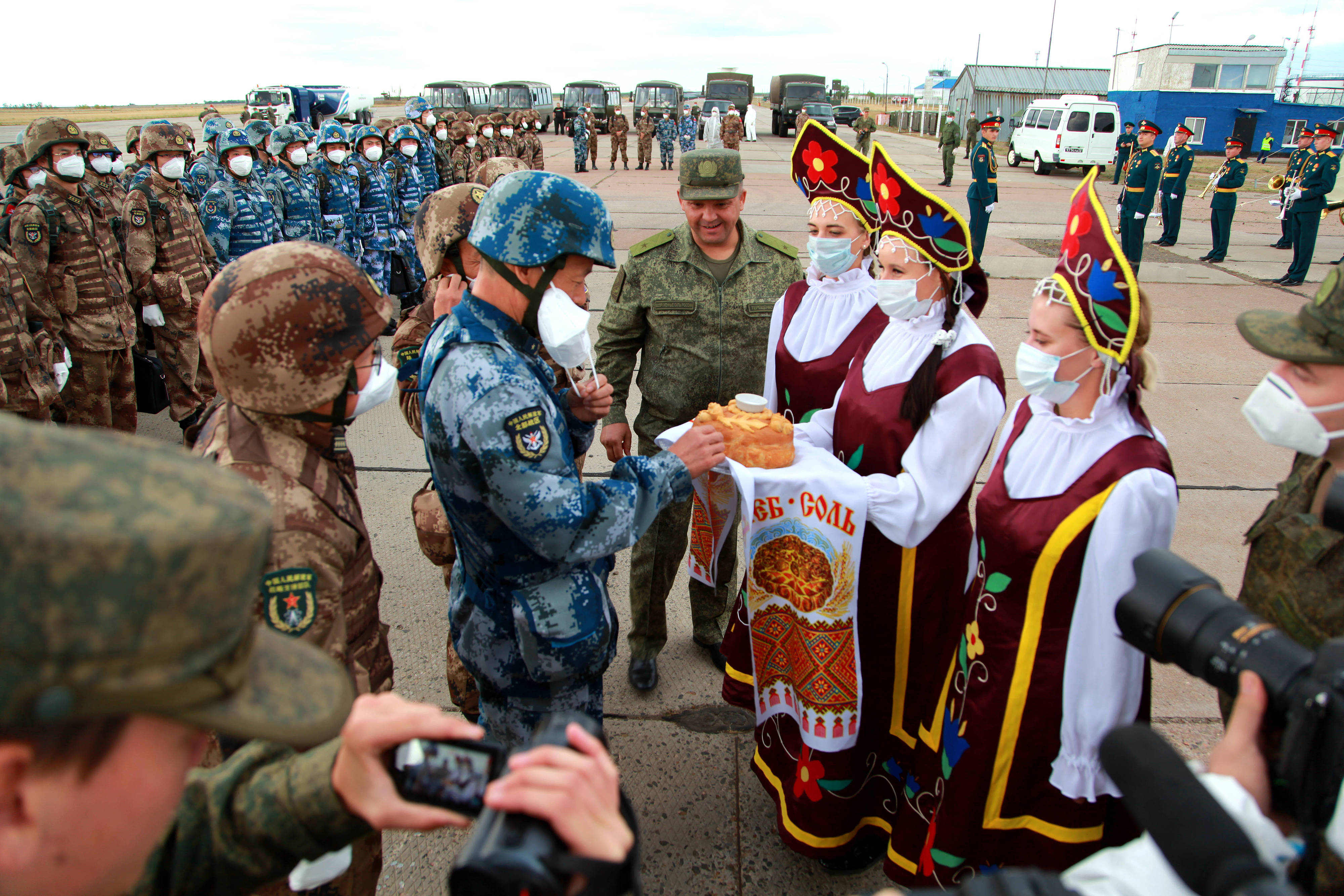當?shù)貢r間2021年9月10日，跨境參加“和平使命-2021”上海合作組織成員國聯(lián)合反恐軍演的中方部隊導(dǎo)演部抵達俄羅斯奧倫堡“東古茲”靶場演習地域。圖為俄方人員為中方人員舉行歡迎儀式。