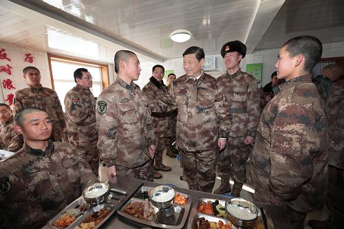 2014年1月26日中午，習(xí)近平來(lái)到連隊(duì)食堂，同戰(zhàn)士們一起用餐。新華社記者 李剛 攝