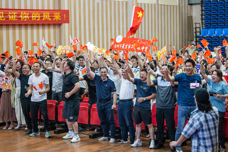 北京時間7月27日，2024年巴黎奧運會首個比賽日，在射擊10米氣步槍混合團(tuán)體比賽中，中國選手黃雨婷/盛李豪獲得金牌。圖為黃雨婷的母校師生們通過收看奧運直播的方式為她加油助威。