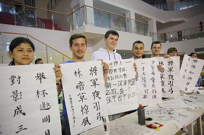 2017年6月5日，來(lái)自青島大學(xué)和中國(guó)石油大學(xué)（華東）的外國(guó)留學(xué)生在展示剛剛現(xiàn)場(chǎng)完成的書法作品。
