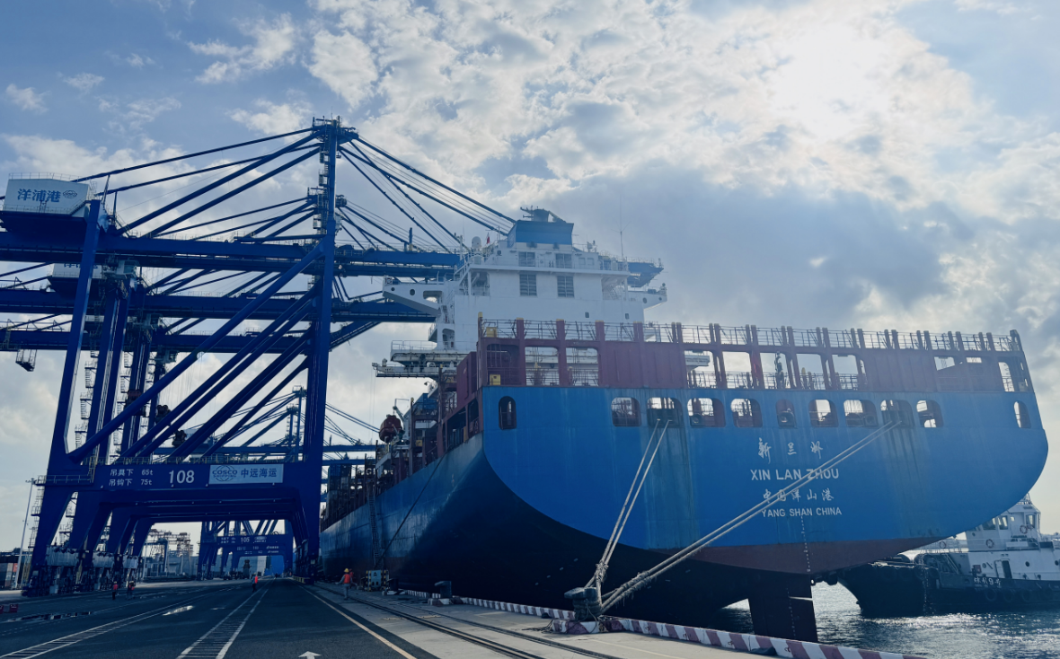 外貿(mào)貨輪“新蘭州”號將從海南洋浦港駛往中東。人民網(wǎng)記者 毛雷攝