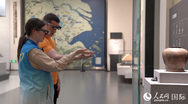 人民網(wǎng)外籍專家在良渚博物院體驗(yàn)AR眼鏡。人民網(wǎng)記者 袁蒙攝