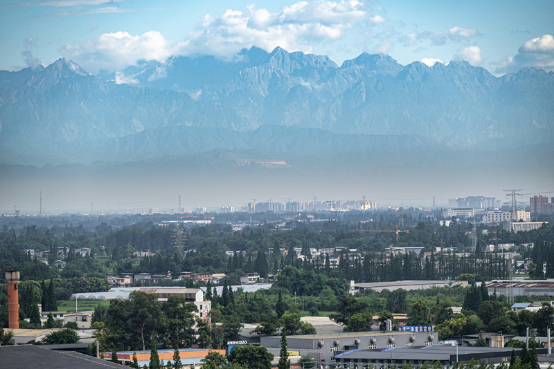 2024年7月1日，成都天氣晴好，遠(yuǎn)處雪山清晰可見。