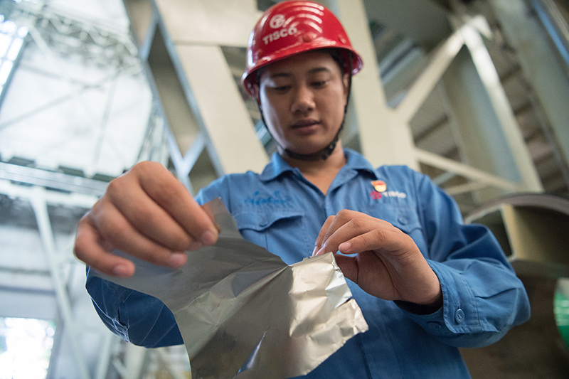 2018年8月8日，山西省太原市，太鋼精密帶鋼公司工作人員用手撕開(kāi)不銹鋼。