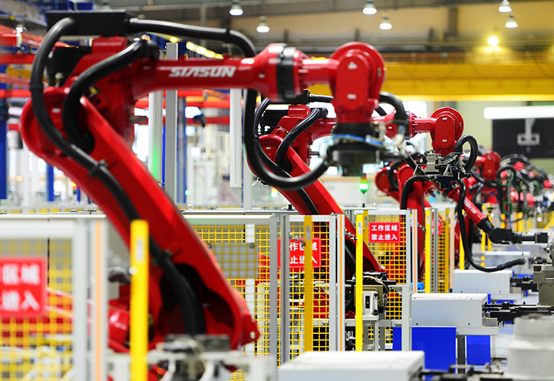 2019年11月22日，沈陽(yáng)，一家數(shù)字化智能工廠內(nèi)，名為SR210的機(jī)器人正在自主地抓取各種零部件，快速組裝稍小的工業(yè)機(jī)器人。