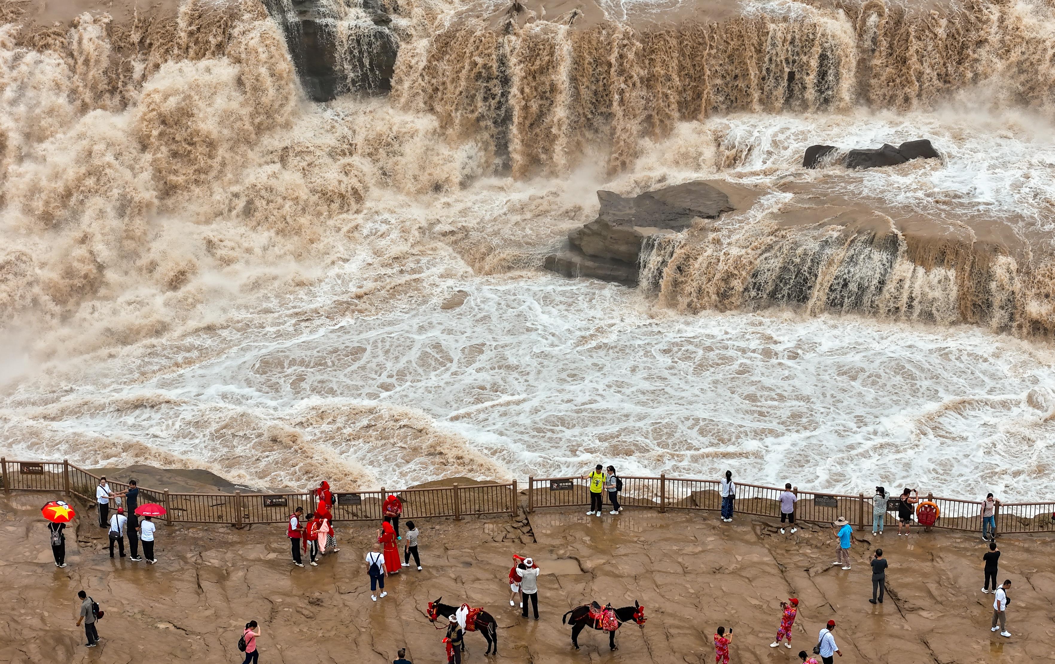 △2024年9月，游客在黃河壺口瀑布景區(qū)游覽。