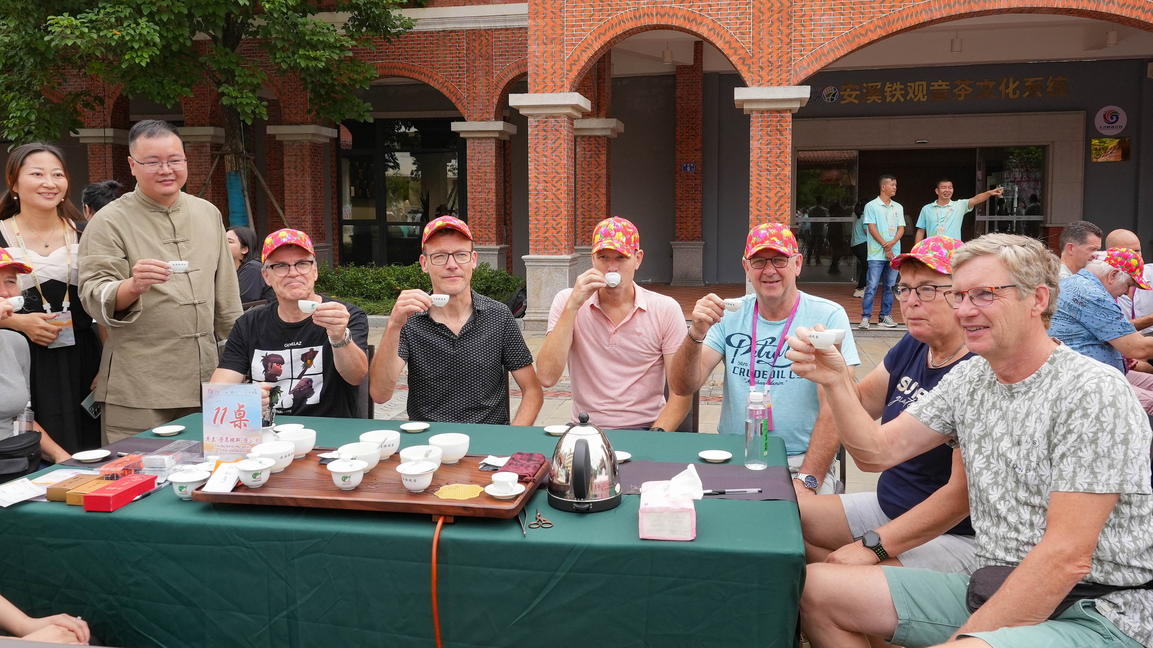 △2023年10月4日，福建泉州，外國人品中國茶。