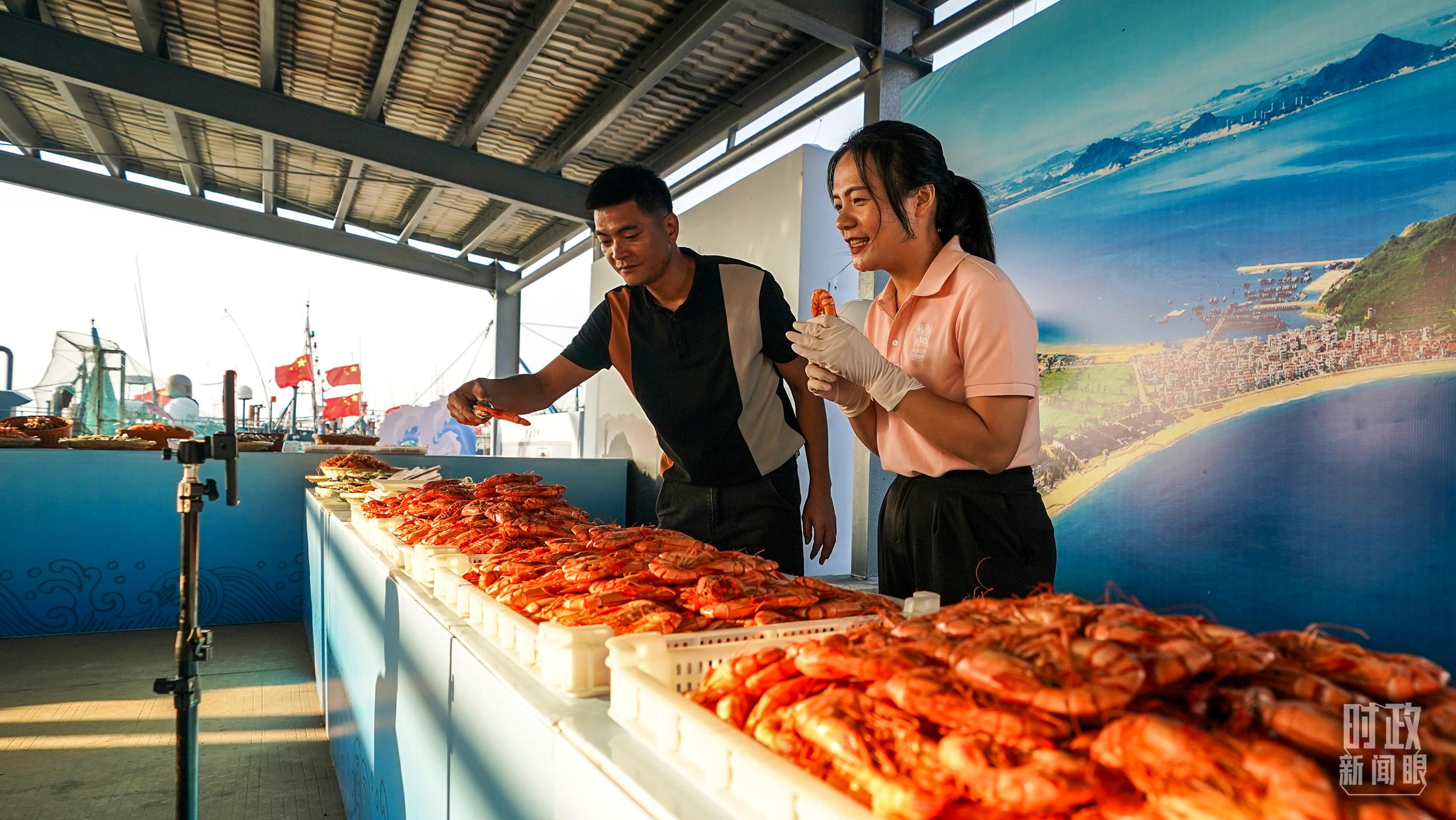 △正在直播賣貨的澳角村村民。（總臺記者李晉拍攝）