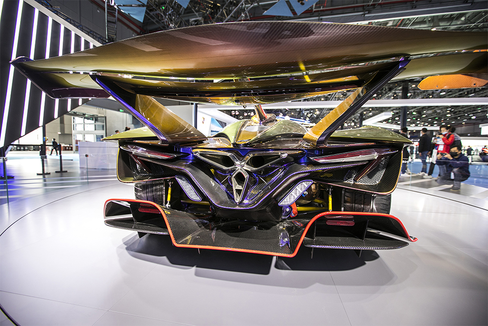 2020年11月5日，上海，來(lái)自德國(guó)的全球首款全碳纖維跑車亮相進(jìn)博會(huì)。該車總重量只有1250KG。